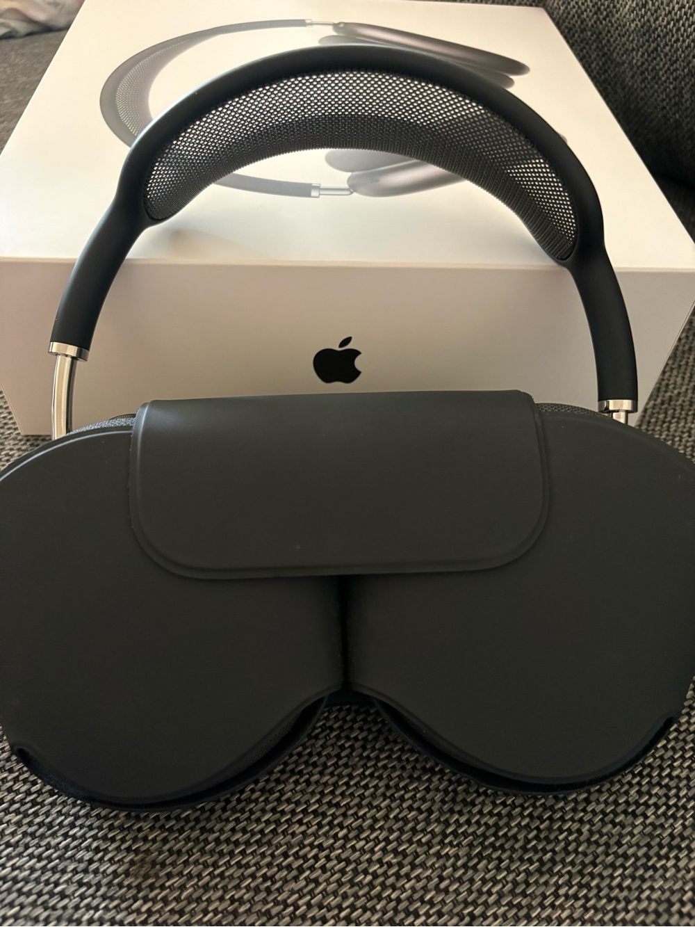 Apple AirPods Max - Space Gray 1st Generation - Picture 2 of 7
